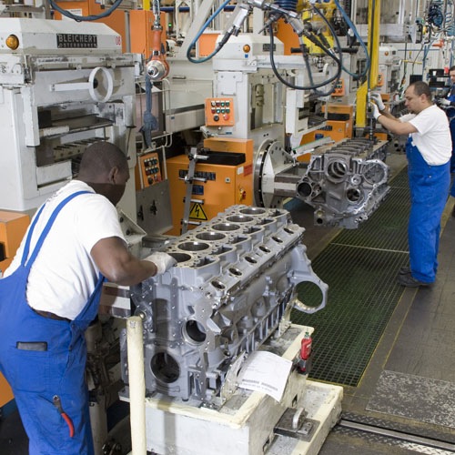 De productie van DAF motoren in Eindhoven. 