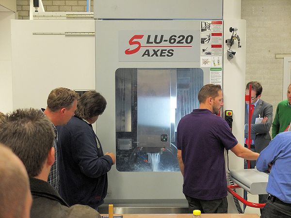 De demo op de Litz LU 620 machine in het Teclab. 