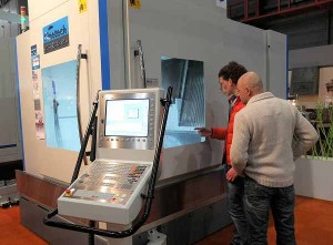 Bezoekers komen naar de Techni-Show voor informatie over nieuwe ontwikkelingen, zoals deze Finetech 5-assige machine bij Dormac. 