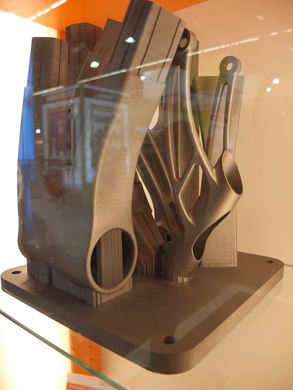 Zo ziet een 3D lasergesmolten fietsframe uit titaan eruit, gemaakt door Renishaw. 
