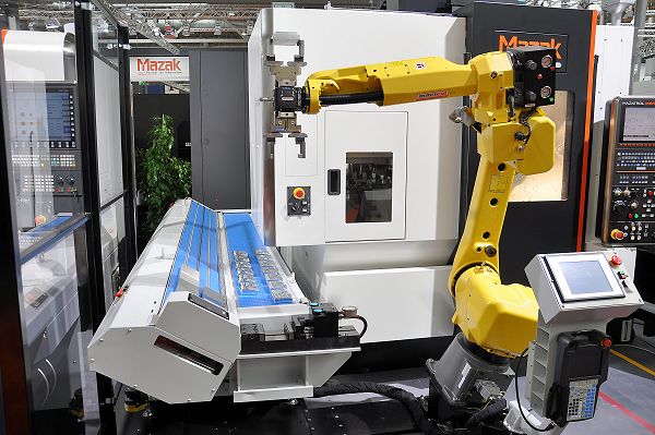 De Europese maakbedrijven moeten meer investeren in onder andere automatisering om concurrerend te blijven. Op de foto een robotsysteem van Robojob bij een Mazak bewerkingscentrum. 