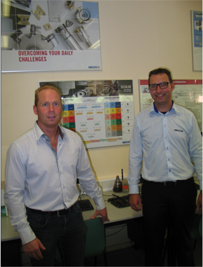 Bert Godeke van Seco Tools  (rechts) bij het RTC Hardenberg. Links Andre Heijne van het RTC. 