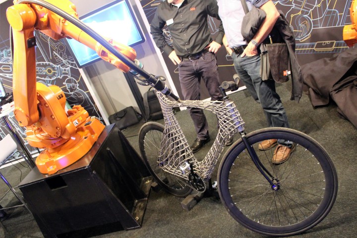 ABB toonde de door een robot 3D geprinte fiets, een project dat in Amsterdam is gerealiseerd. 